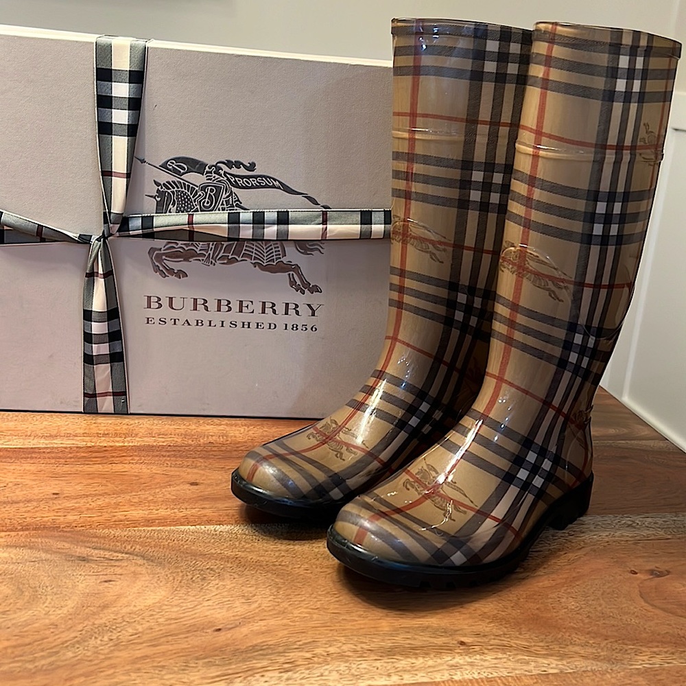Burberry Tall Rain Boot 🏇🏇🐎